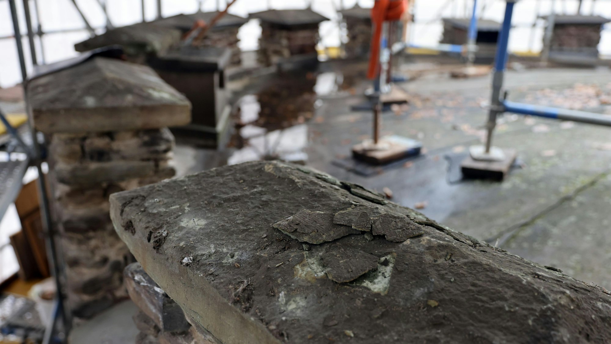 Die Zinnen brauchen dringend neue Abdeckungen.