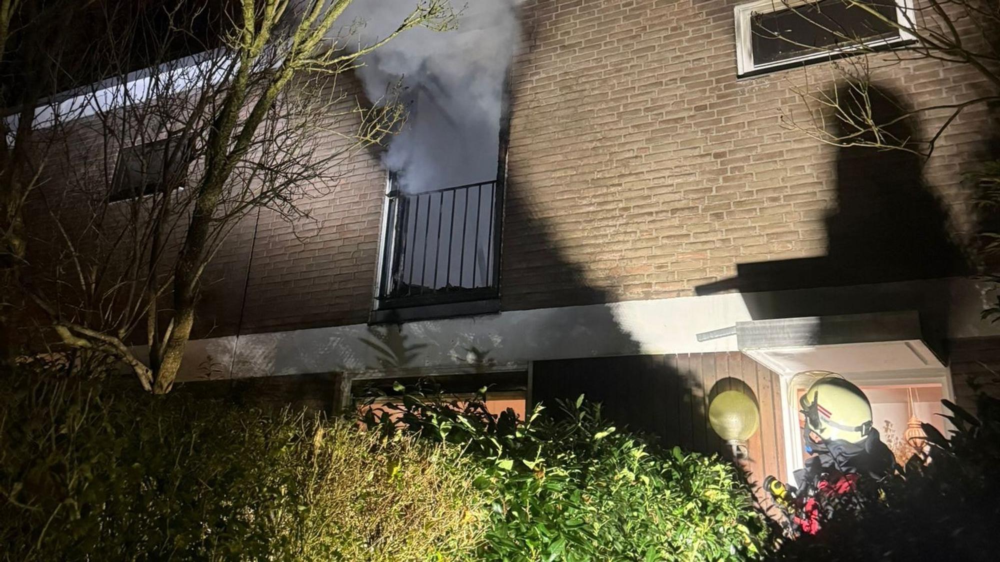 Dichter Rauch drang aus dem Fenster im ersten Obergeschoss.