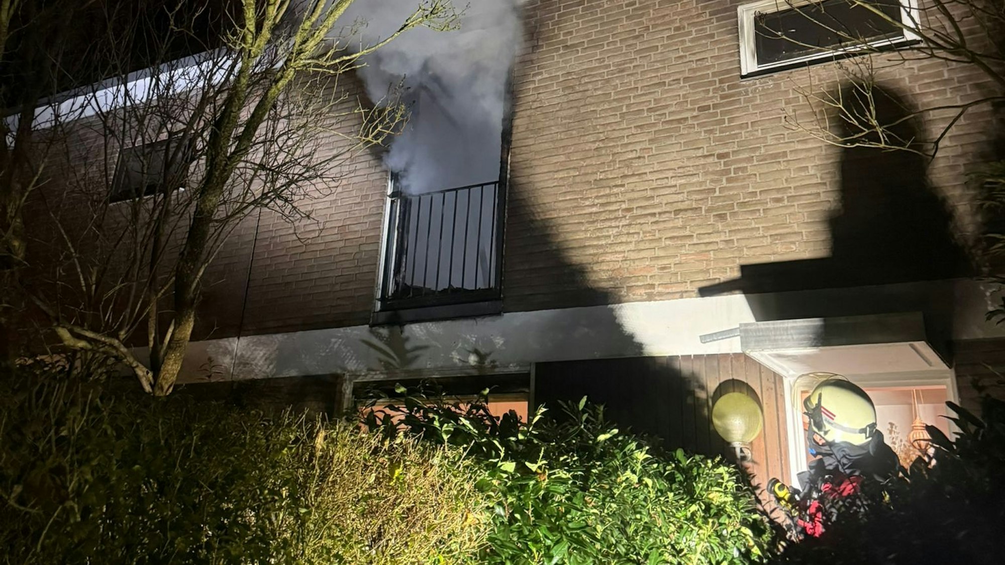 Dichter Rauch drang aus dem Fenster im ersten Obergeschoss.