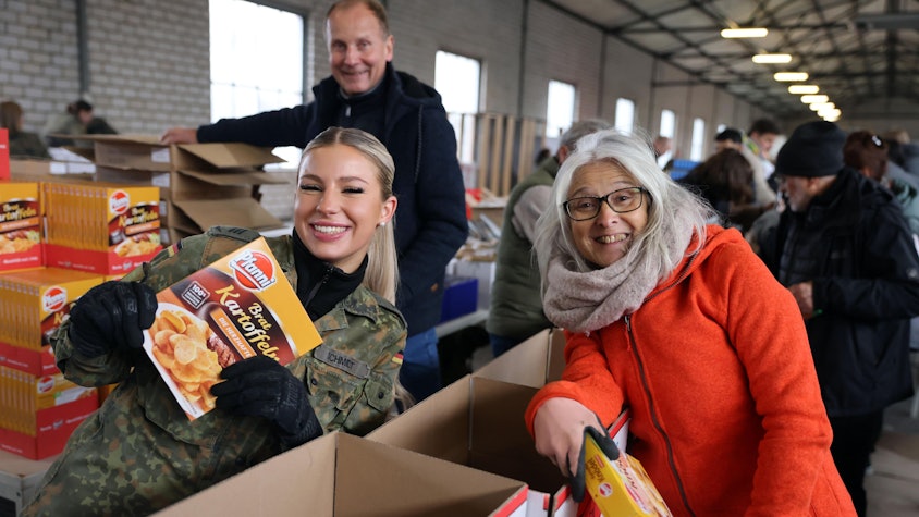 Bundeswehr und Freiwillige packten zusammen die 6500 Weihnachtspakete der Rundschau-Altenhilfe.