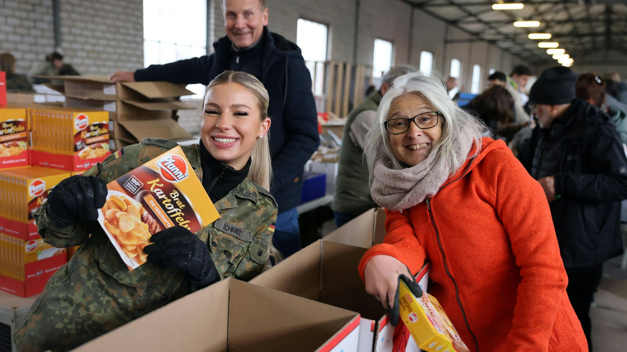 Bundeswehr und Karnevalsgesellschaft haben Spaß zusammen.