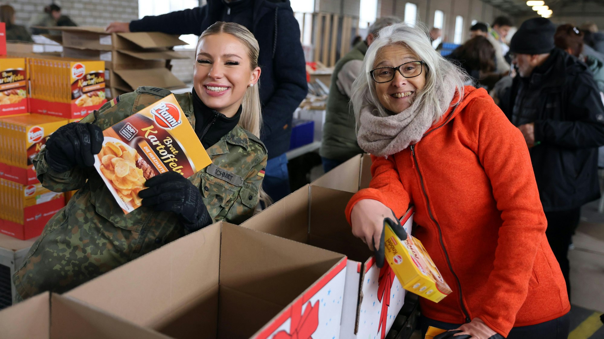 Bundeswehr und Freiwillige packten zusammen die 6500 Weihnachtspakete der Rundschau-Altenhilfe.