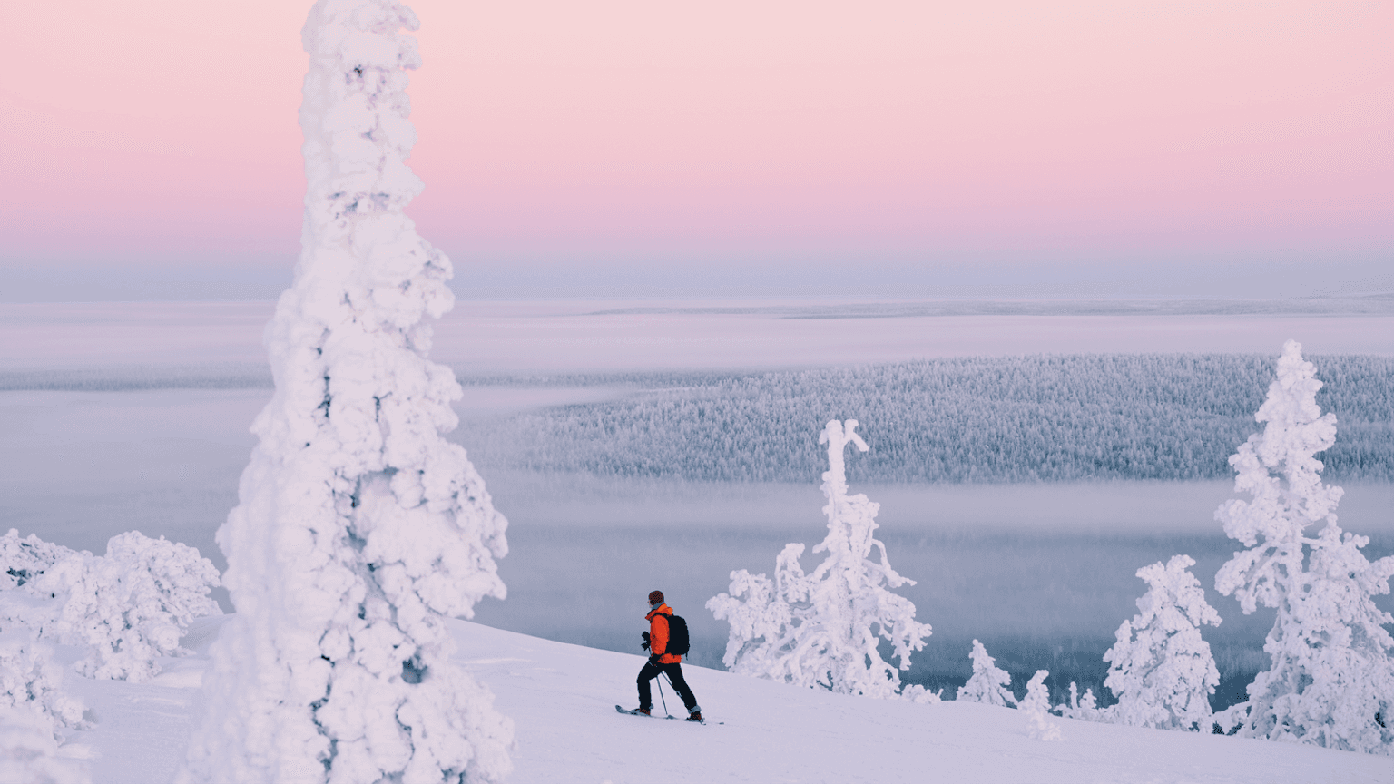 Ein Bild von der Winterlandschaft in Ruka Kuusamo im Norden Finnlands.