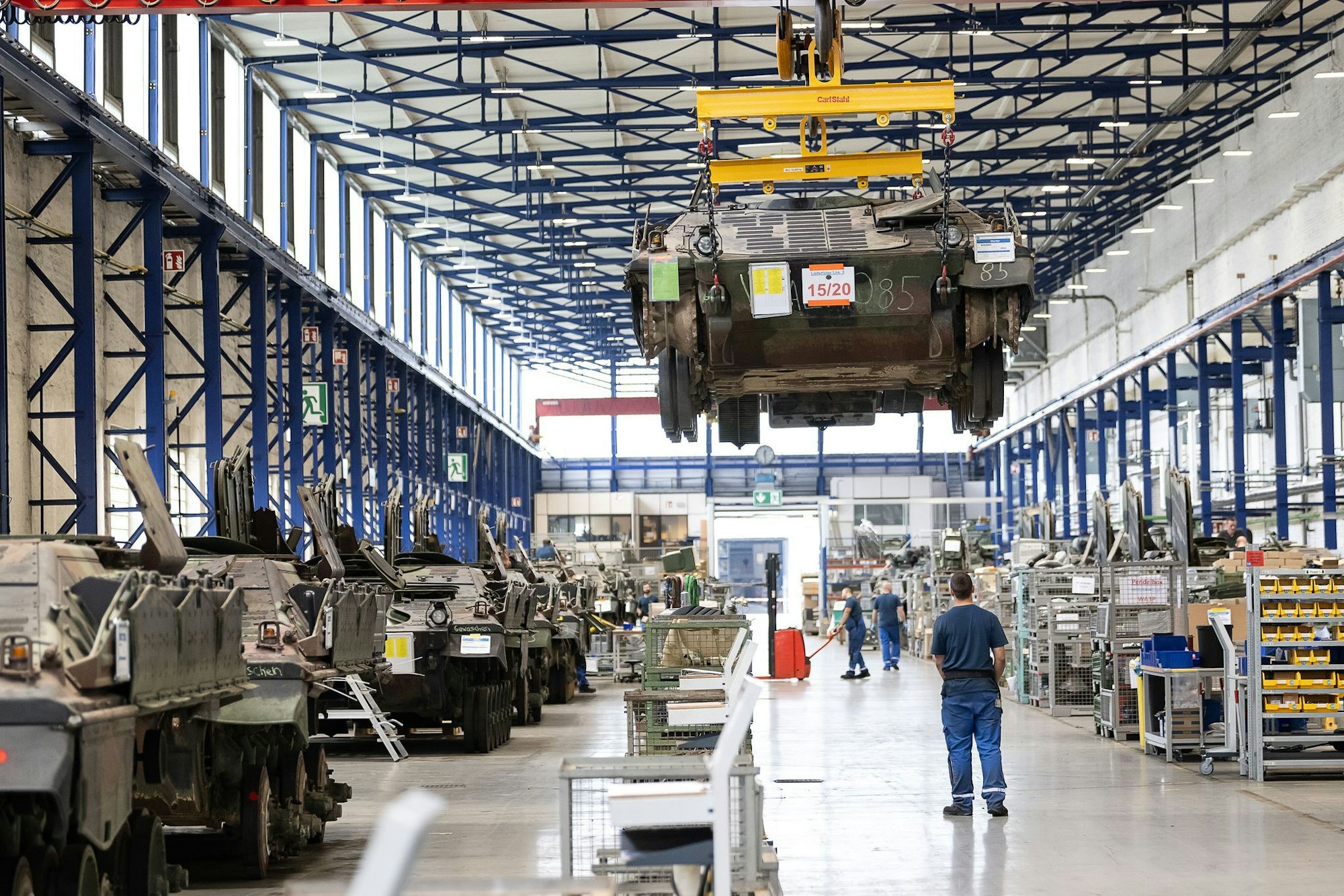 Auch wenn die Rüstungsindustrie in größerem Umfang neue Arbeitsplätze schafft, wird dieser Zuwachs die prognostizierten Verluste von 130.000 bis 170.000 Arbeitsplätzen in der Automobilindustrie nicht abfedern können.