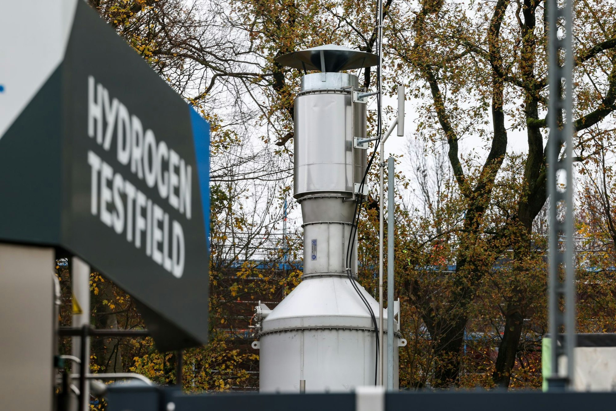 Die Pilotanlage scheidet Kohlendioxid aus der Außenluft ab. Nach Herstellerangaben kann sie jährlich 40 Tonnen CO2 aus der Luft entfernen.