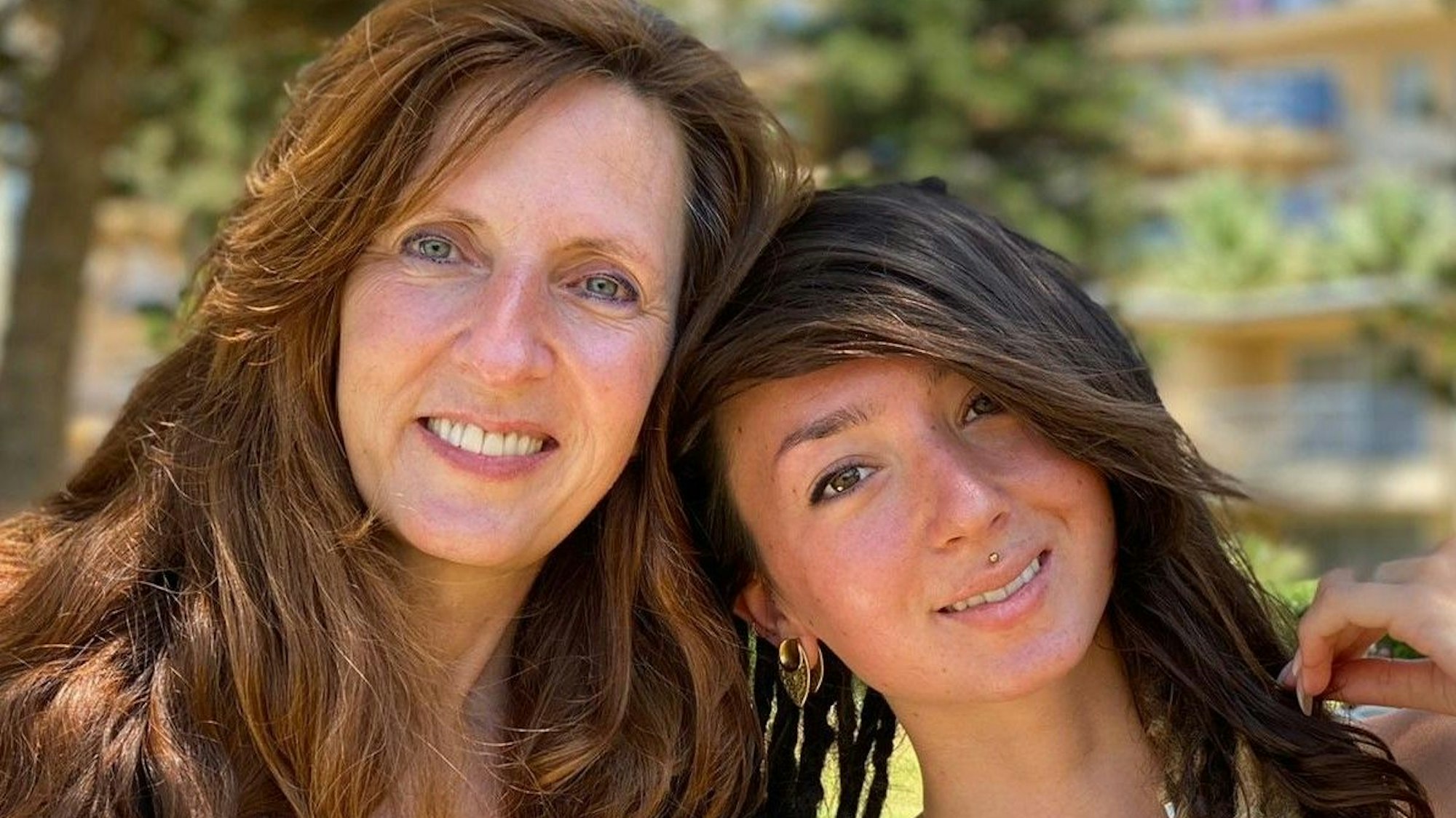 Das Bild zeigt Ricarda Louk mit ihrer Tochter Shani.