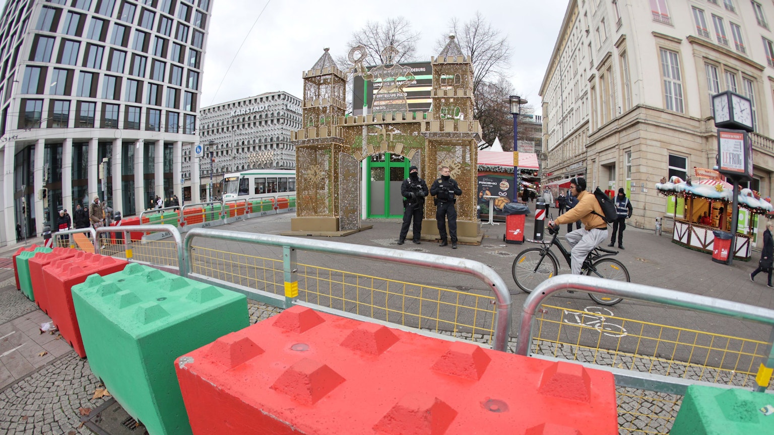 Sollen zum Schutz des Weihnachtsmarktes beitragen: Rot und grün bemalte Betonblöcke liegen in langen Reihen vor den Eingängen zum alten Marktplatz in Magdeburg.