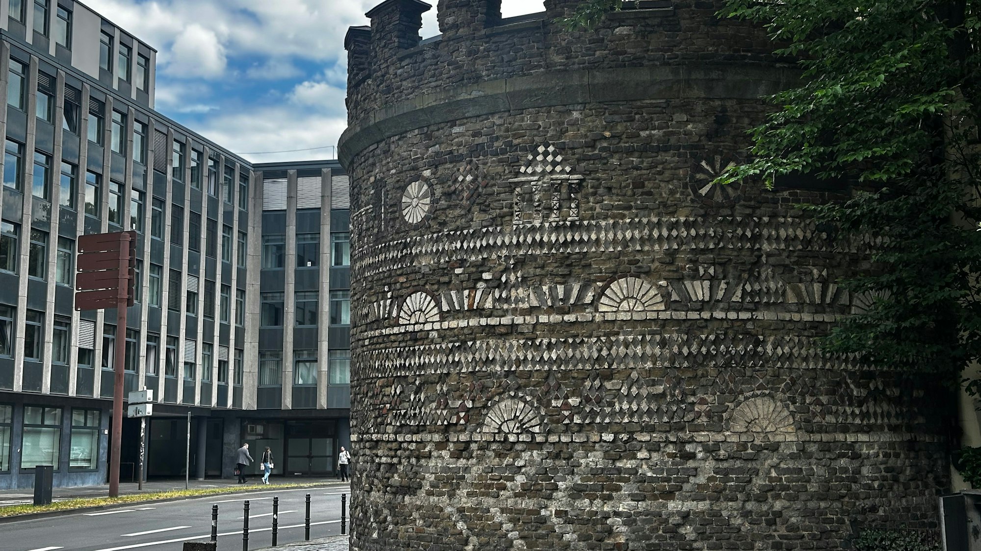 Der Römerturm ohne Gerüst: Von Weitem noch gut in Schuss, bei näherer Betrachtung allerdings höchst sanierungsbedürftig.