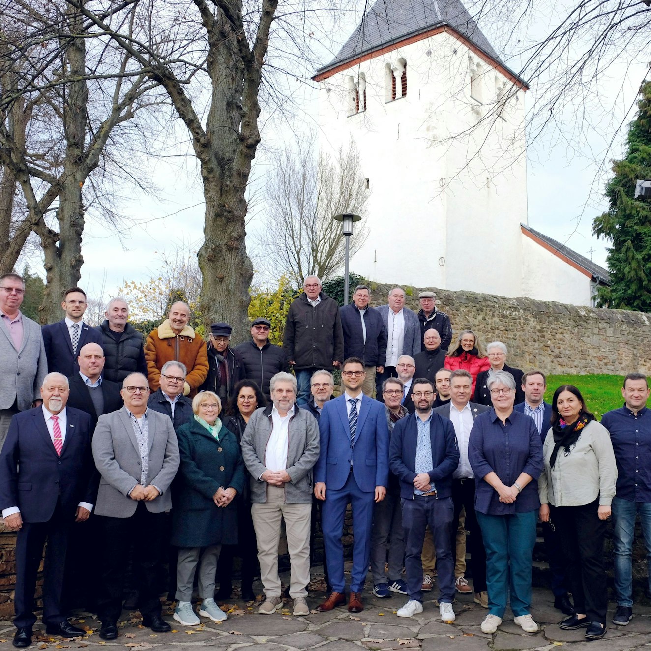 Die Mitglieder des Rates der Stadt Mechernich vor der alten Kirche in Mechernich
