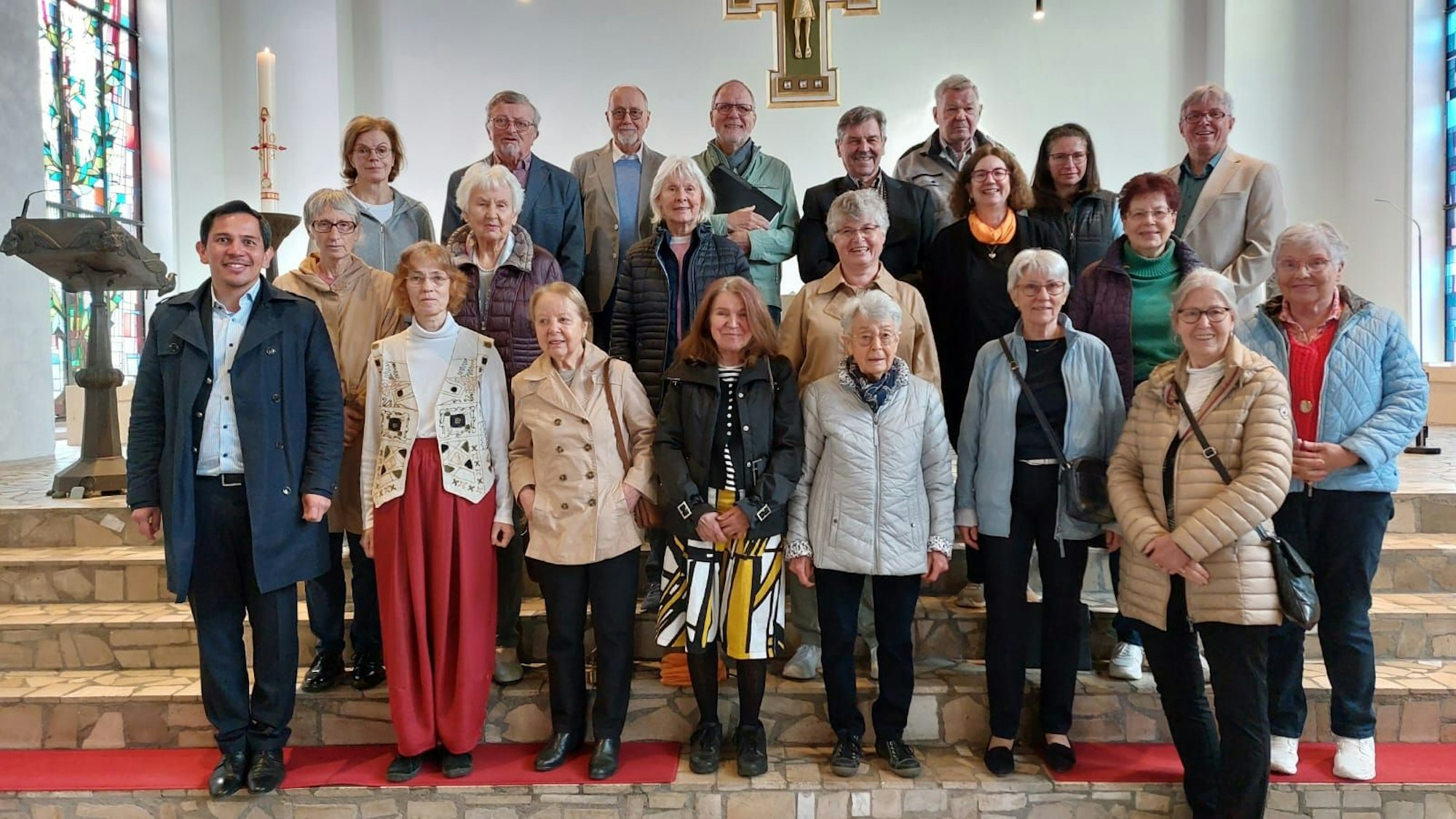 Ein Chor steht auf den Treppenstufen zum Altar.