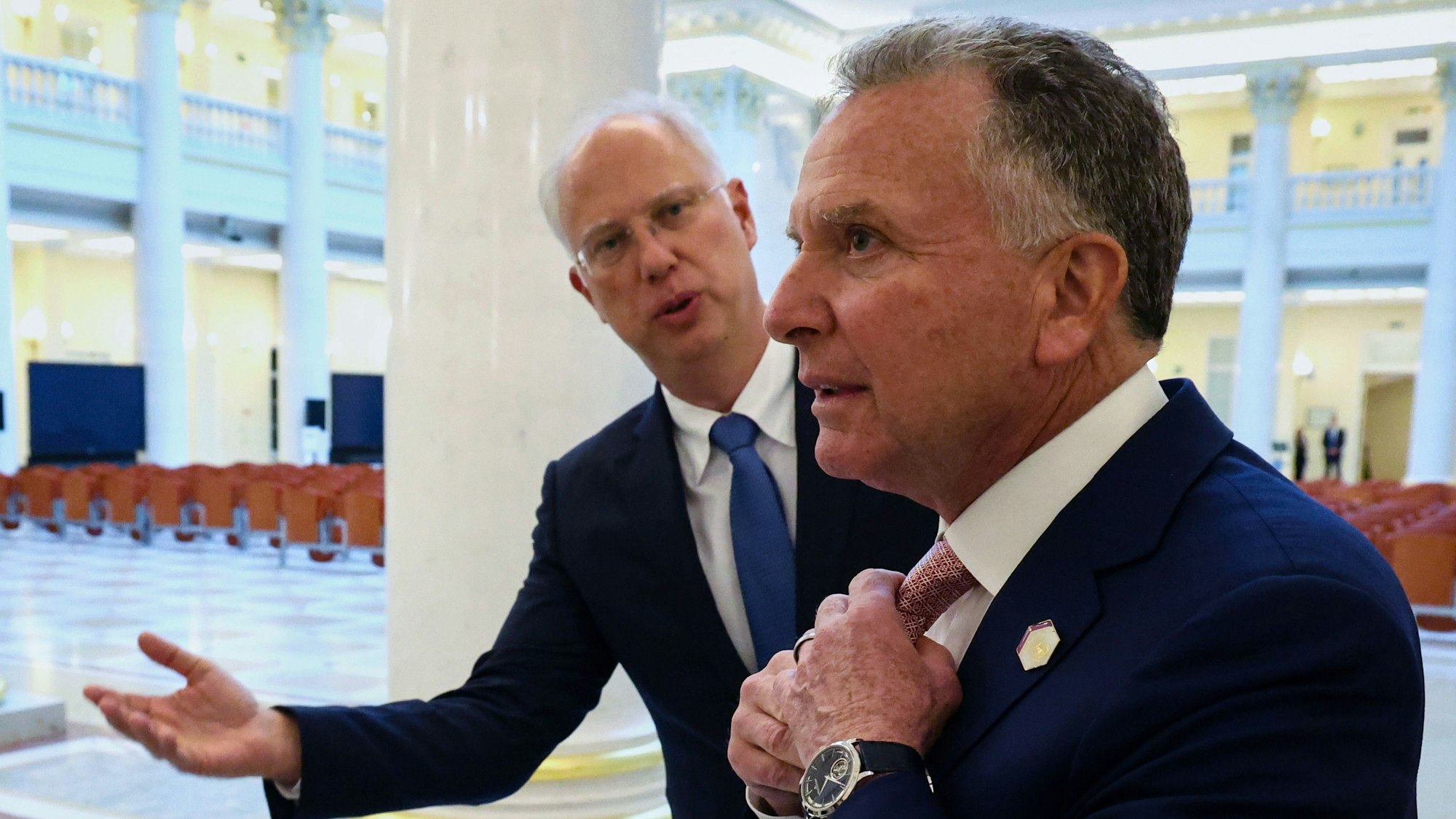 Prima Stimmung: Kreml-Unterhänlder Kirill Dmitrijew mit seinem US-Gast Steve Witkoff, hier im April 2025.