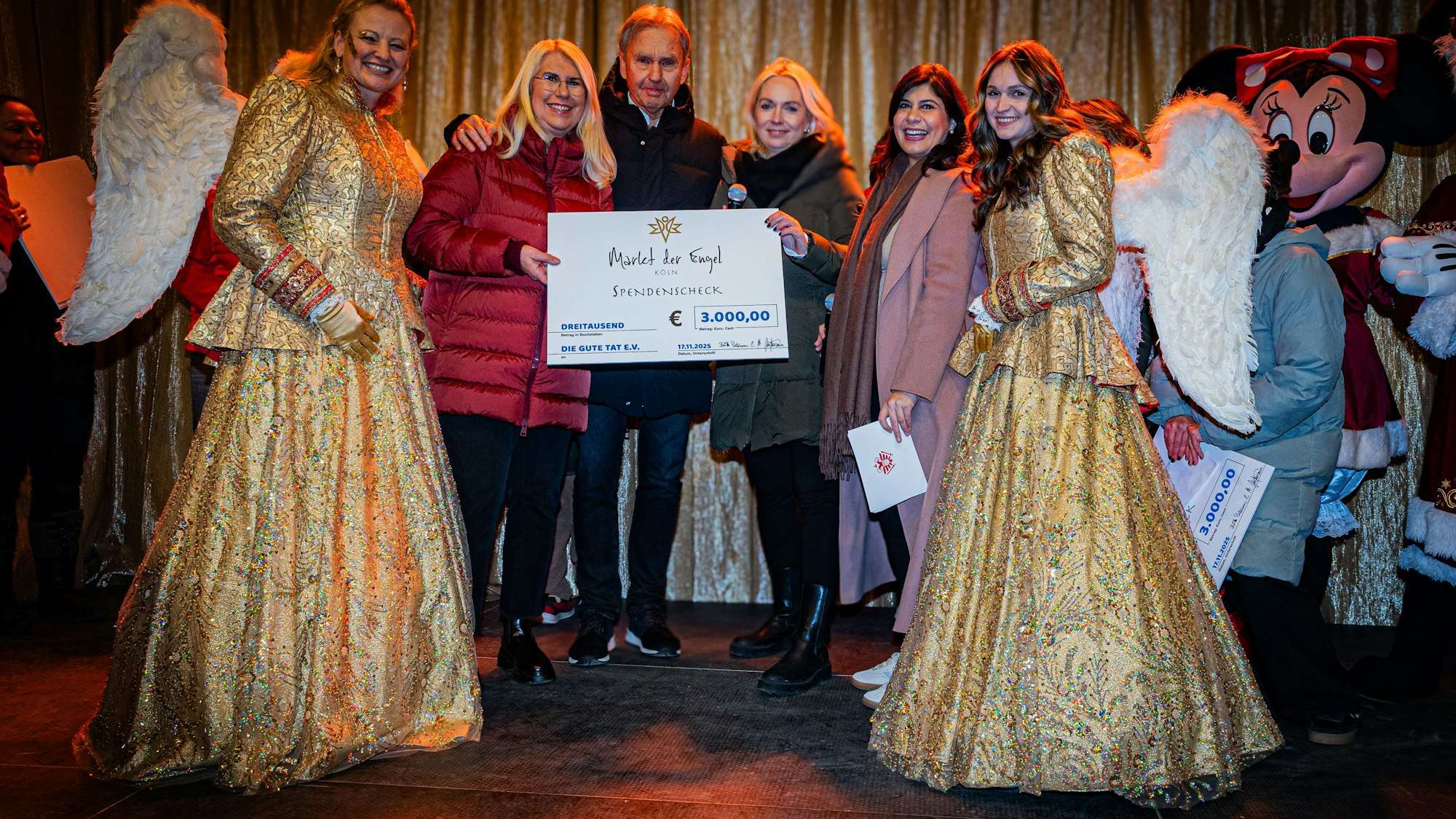 Britta Putzmann (2. von links) und ihr Mann Herbert übergeben Julia Heinen den symbolischen Spendenscheck