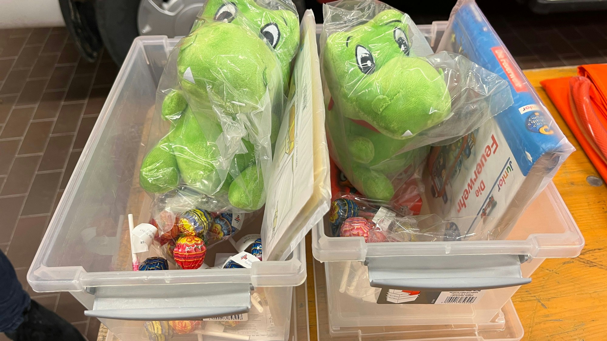 Für kleine Patienten gehören in die Ausrüstung Spielzeuge und Lollis zur Beruhigung.