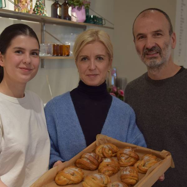 Tochter, Mutter und Vater stehen im neuen Café „Zimt & Zucker“ in Dellbrück.