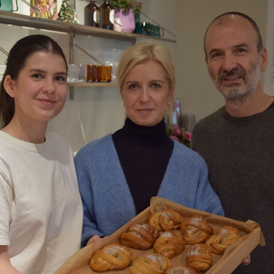 Tochter, Mutter und Vater stehen im neuen Café „Zimt & Zucker“ in Dellbrück.