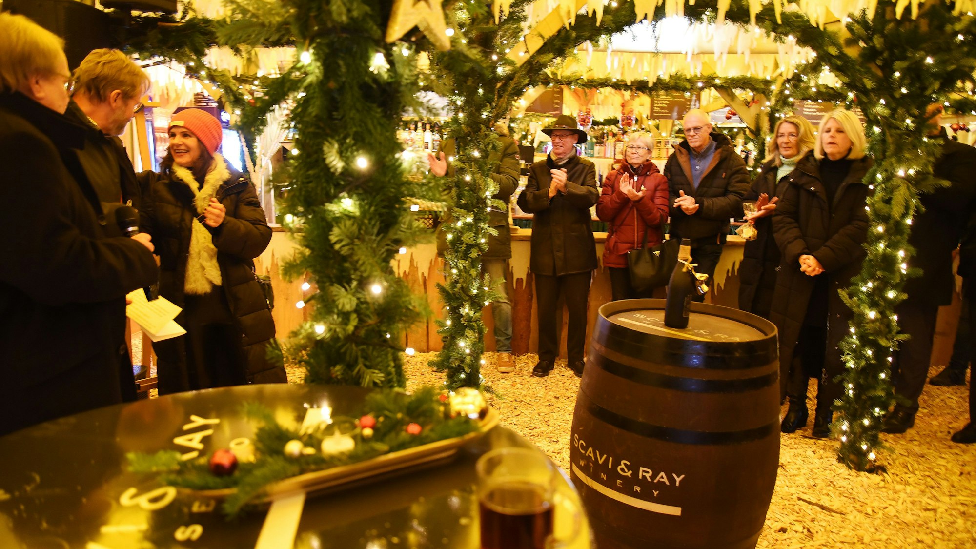 Mit Lichterketten und Zweigen ist das Winterdorf geschmückt.