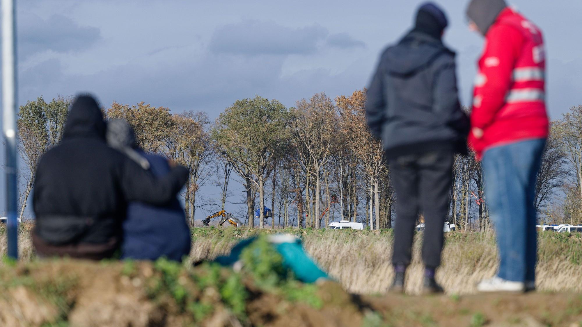 Teilnehmer einer Mahnwache verfolgten 2025 die Räumung des Sündenwäldchens am Hambacher Forst aus einiger Entfernung.