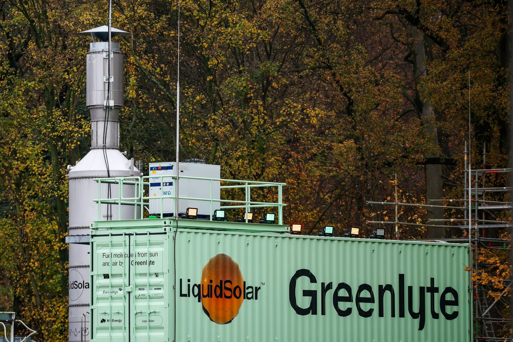 Die Firma Greenlyte hat in Duisburg jetzt eine Anlage in Betrieb genommen, die in einem aufwendigen Verfahren mit klimaneutral erzeugtem Strom aus Luft und Wasser künstliches Erdgas produziert.