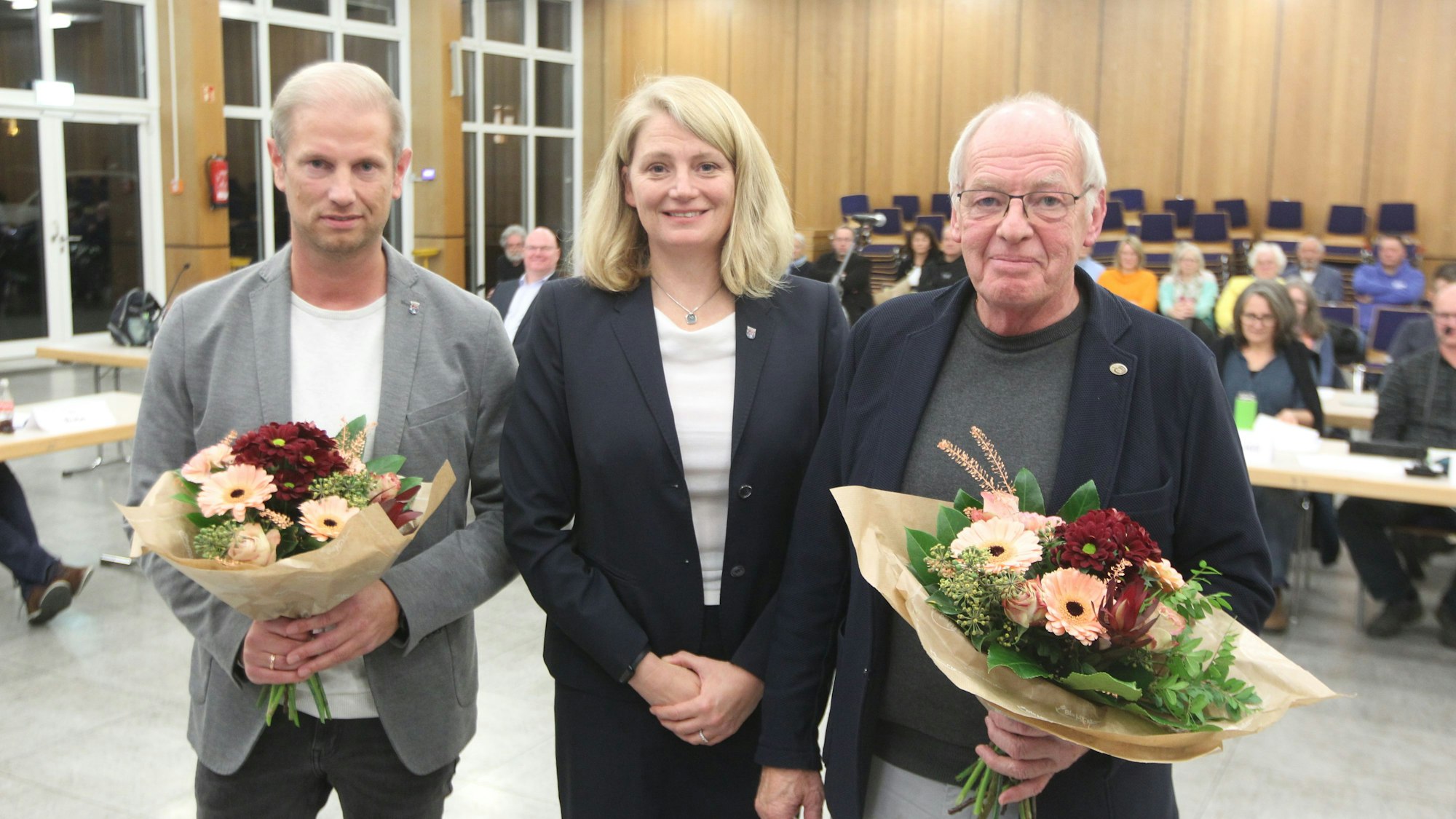 Bürgermeisterin Alexandra Gauß gratulierte ihrem ersten Stellvertreter Willi Fenninger (CDU, rechts) und dem zweiten Stellvertreter Sebastian Schulte (SPD, links).