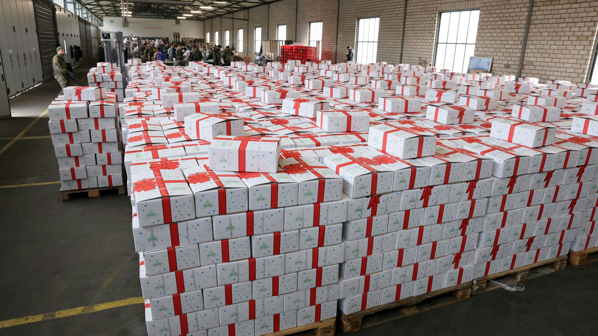 Die Stapel mit Weihnachtspaketen wachsen schnell.