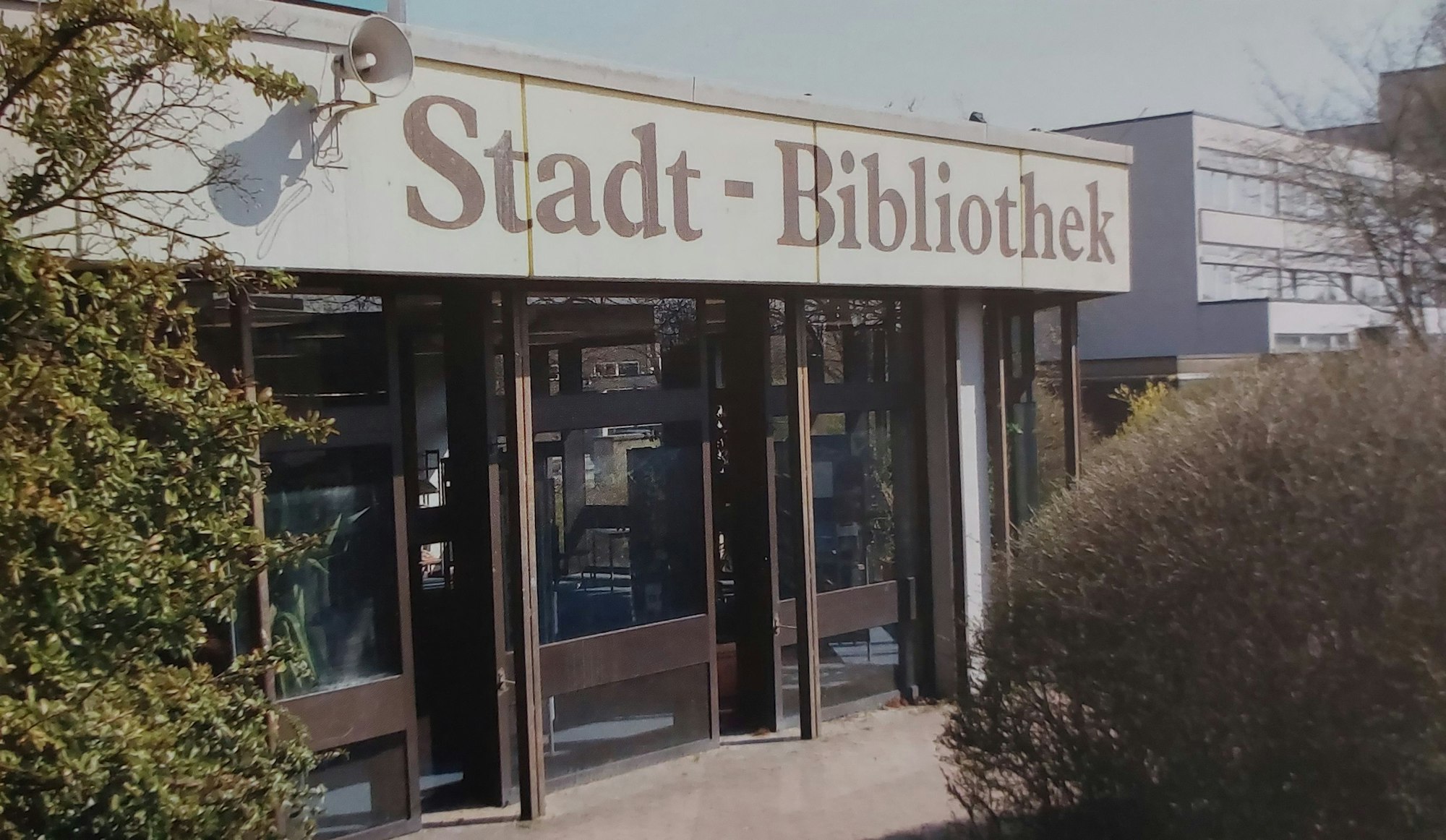 Ein Flachbau; über der Tür steht "Stadt-Bibliothek"