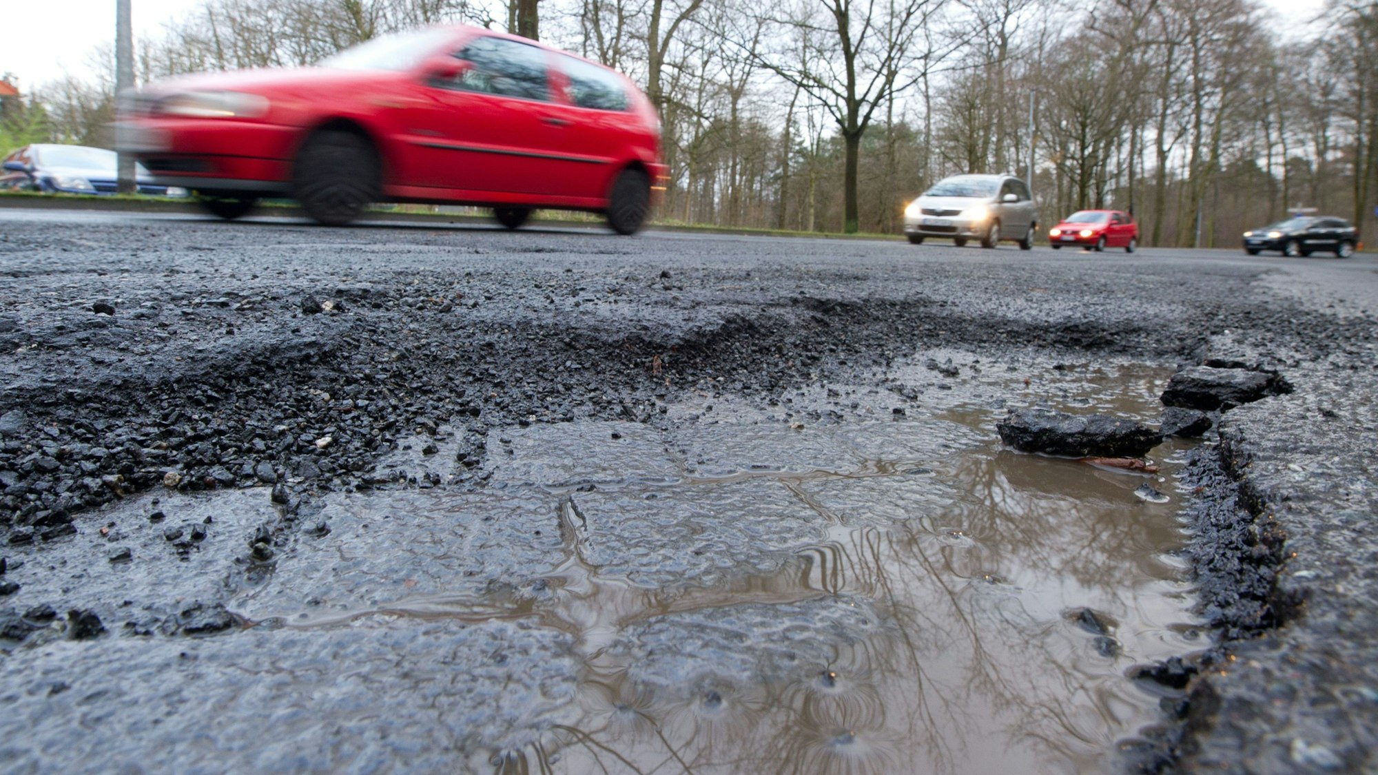 90 Zentimeter lang und 50 Zentimeter breit soll das Schlagloch auf der B56 bei Pohlhausen in Neunkirchen-Seelscheid gewesen sein.
