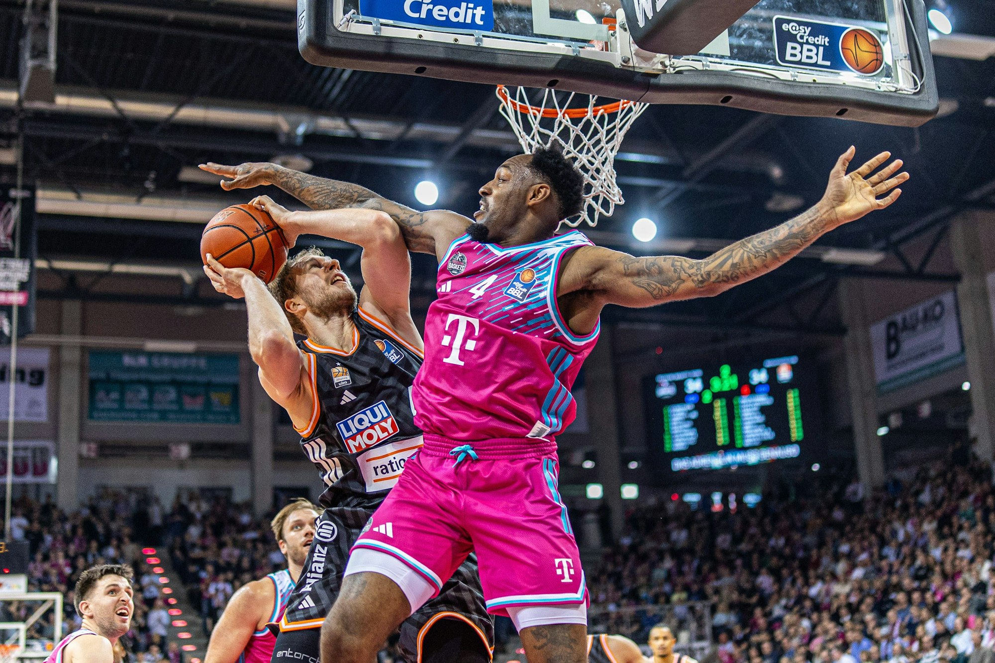 Das Bild zeigt zwei Basketballspieler am Korb.