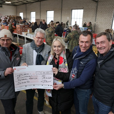 Packen mit an und spenden Geld: Jörg Demmer, Sigi Zielinski, Walter F. Passmann und Stephan Philippson (von links) überreichen Julia Heinen den Spendenscheck der Kölnischen KG.