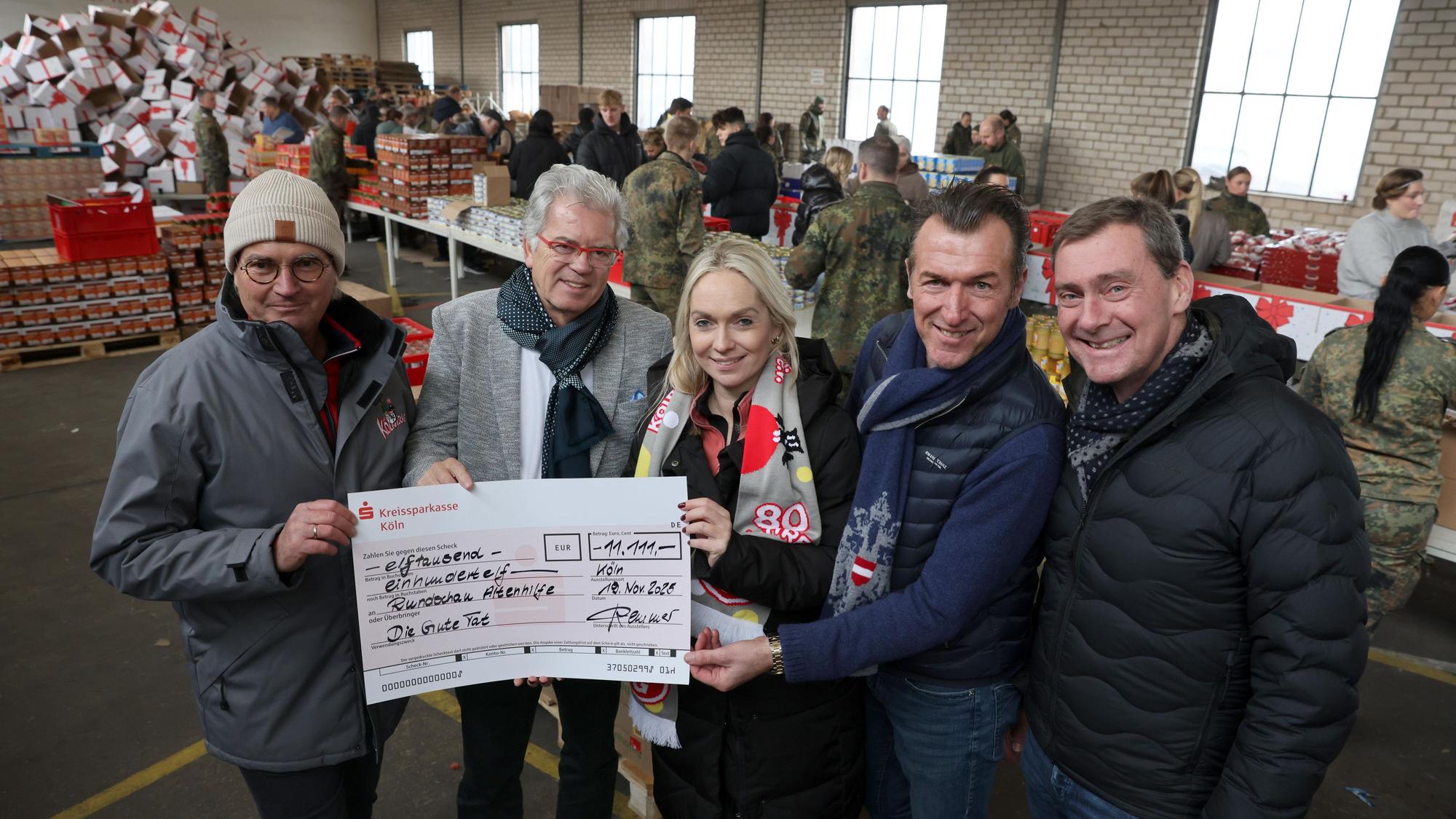 Packen mit an und spenden Geld: Jörg Demmer, Sigi Zielinski, Walter F. Passmann und Stephan Philippson (von links) überreichen Julia Heinen den Spendenscheck der Kölnischen KG.