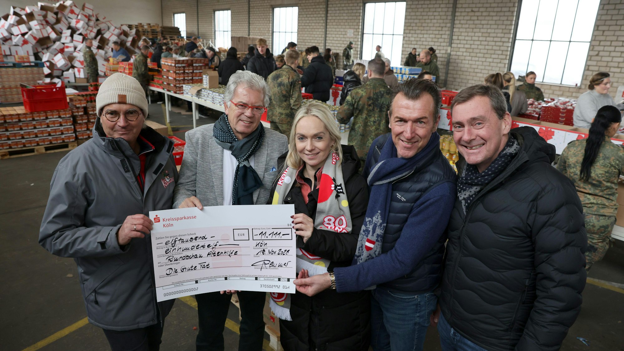 Packen mit an und spenden Geld: Jörg Demmer, Sigi Zielinski, Walter F. Passmann und Stephan Philippson (von links) überreichen Julia Heinen den Spendenscheck der Kölnischen KG.