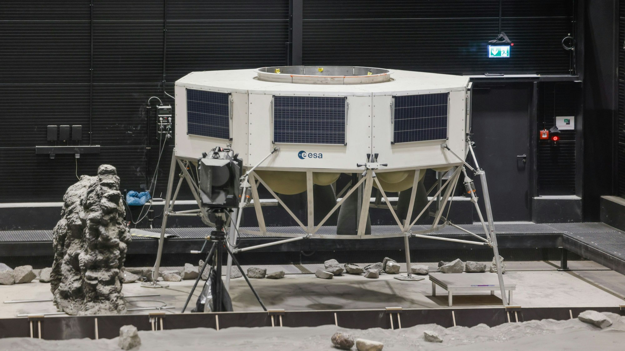 Ein Modell der Mondlandefähre „Argonaut“ ist bei einer Pressekonferenz der ESA zu sehen.