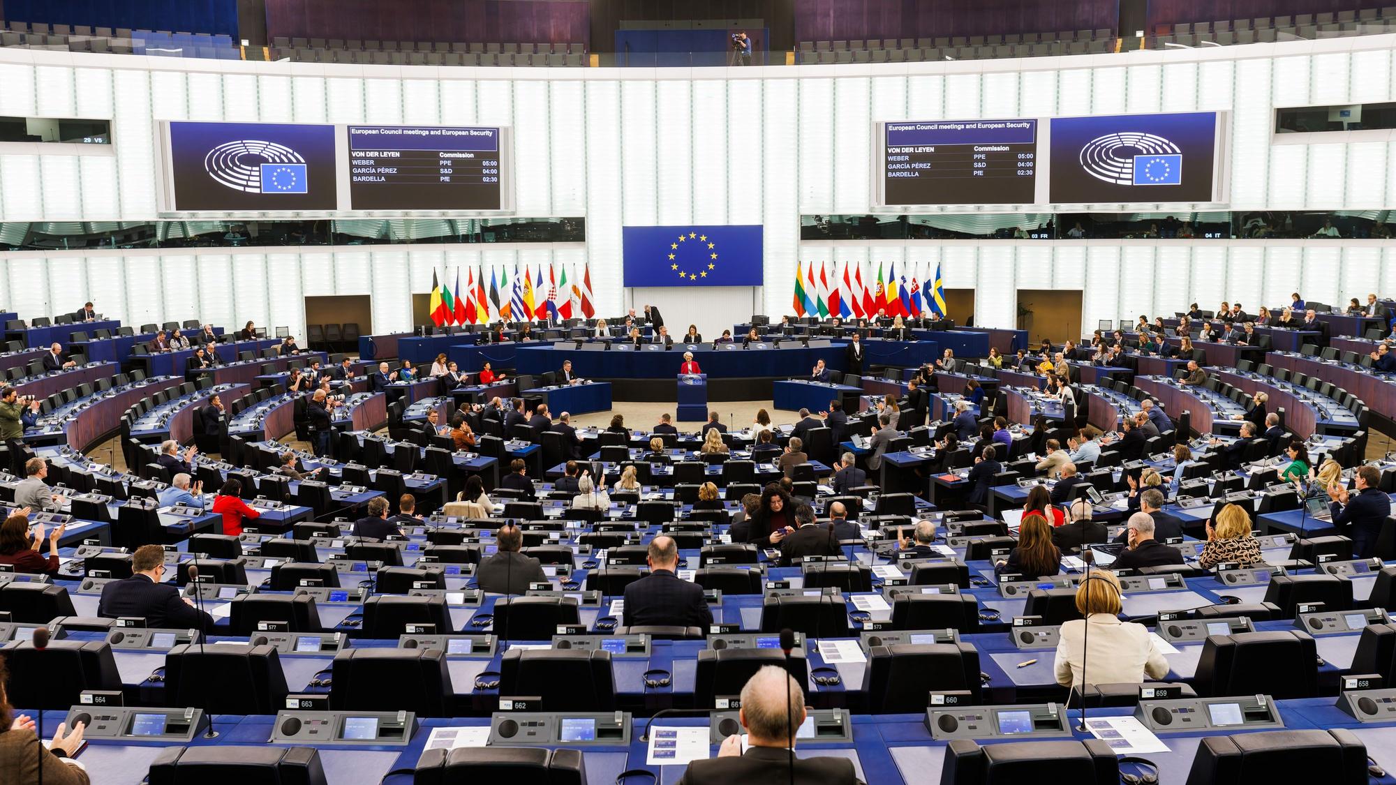 Der Plenarsaal eines Parlaments.