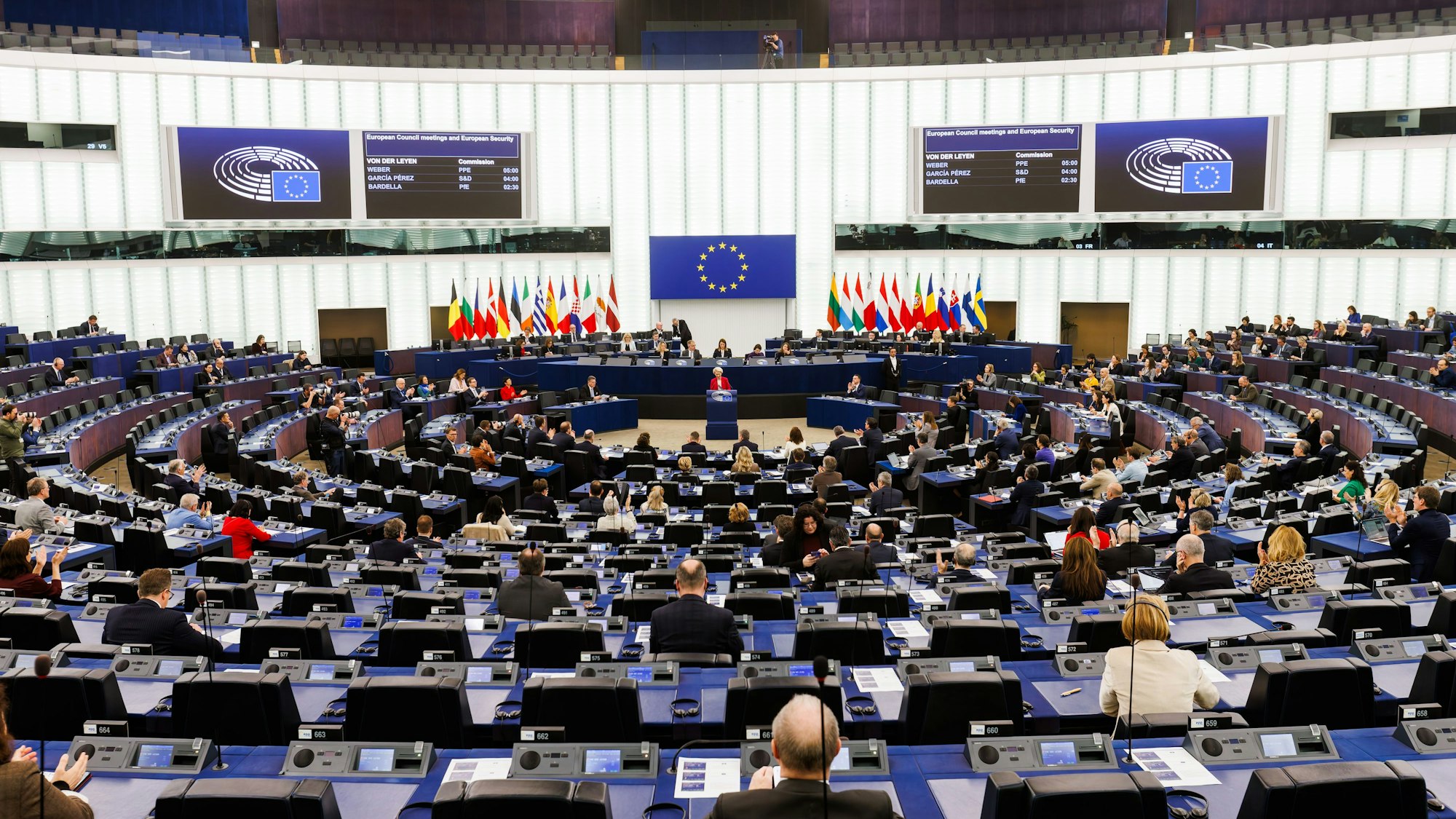 Der Plenarsaal eines Parlaments.