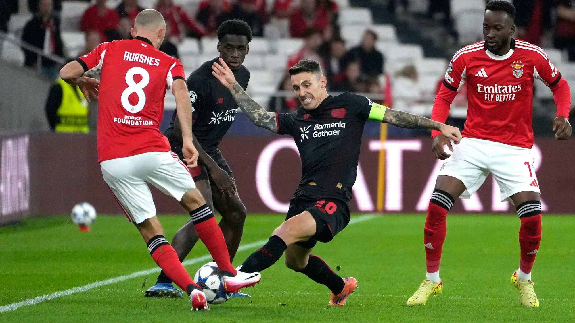 Leverkusens Alejandro Grimaldo kämpft um den Ball mit Benficas Fredrik Aursnes (l).