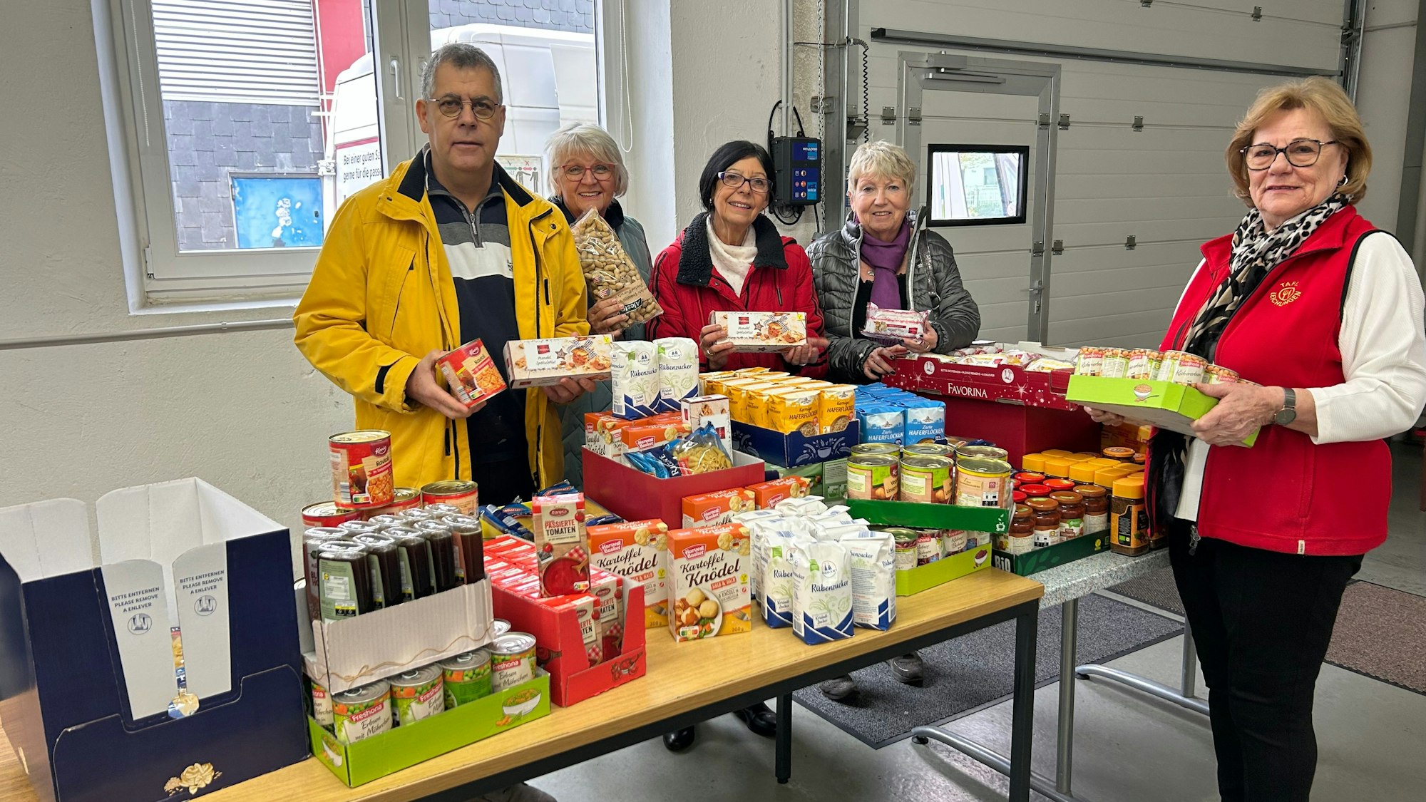 Die Übergabe der Spende der Bürgerstiftung an die Tafel.