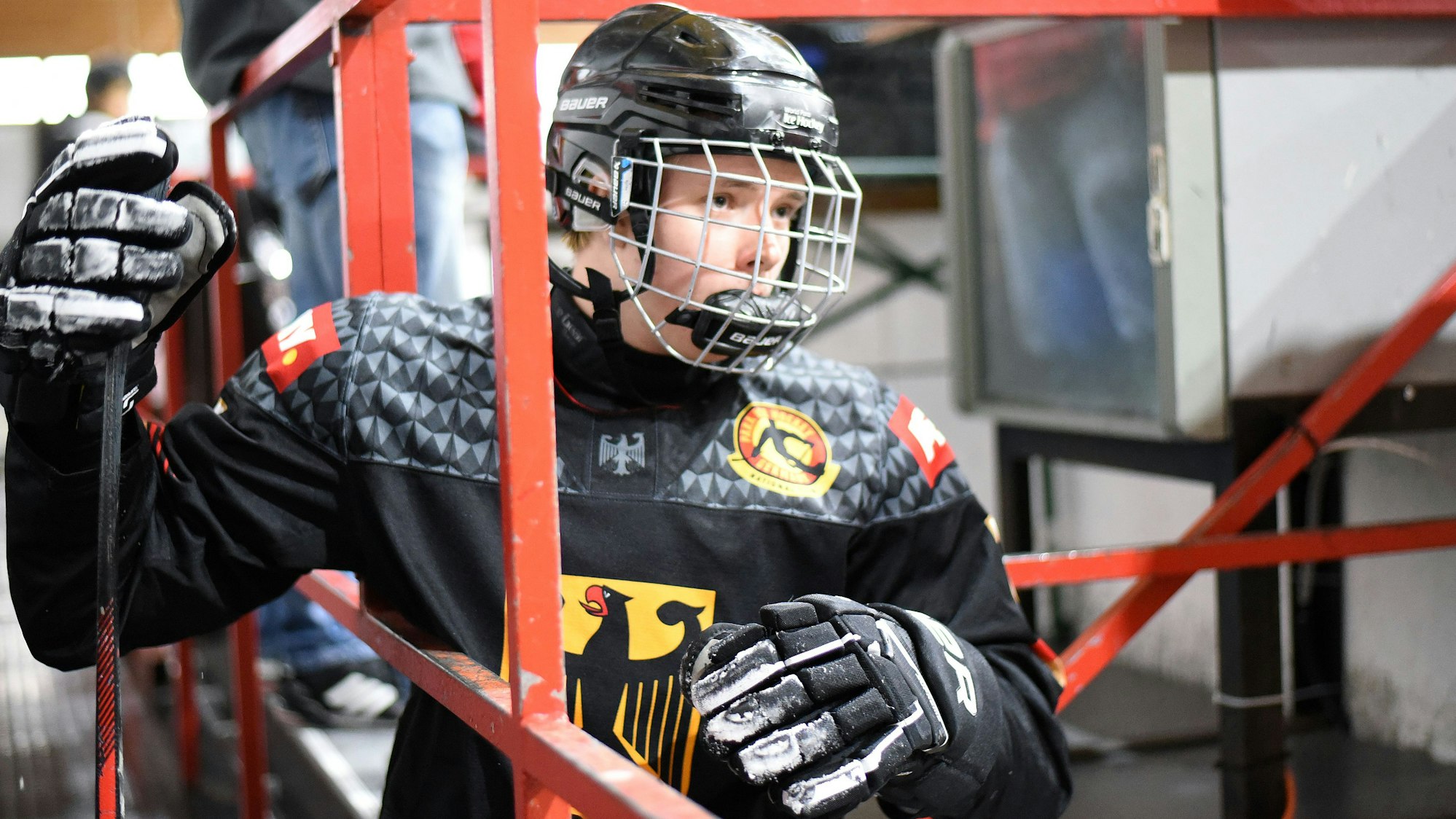 Nationalspieler Jano Bußmann in voller Montur mit Helm.