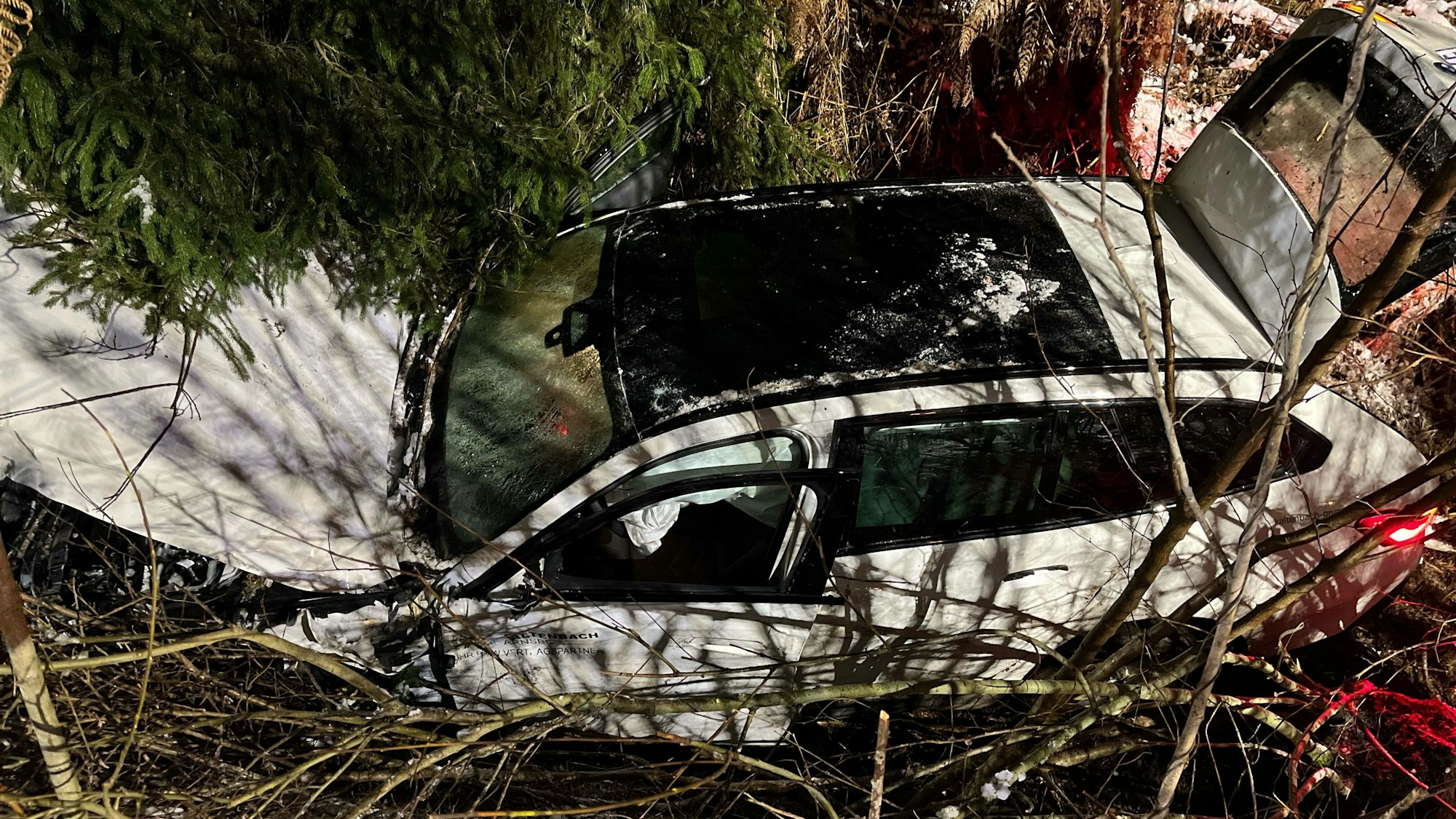 Die 19-Jährige wurde bei dem Unfall in Gummersbach leicht verletzt. Das Auto musste abgeschleppt werden.