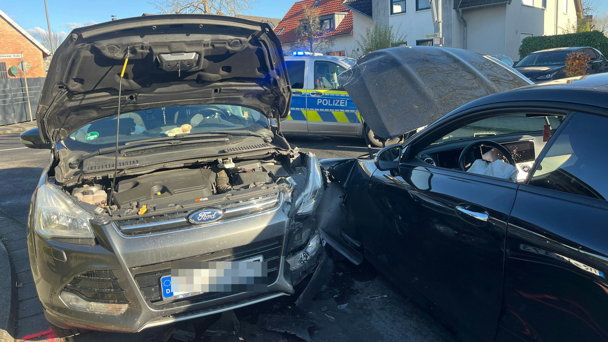 Der Mercedes geriet nach rechts auf die Gegenfahrspur.