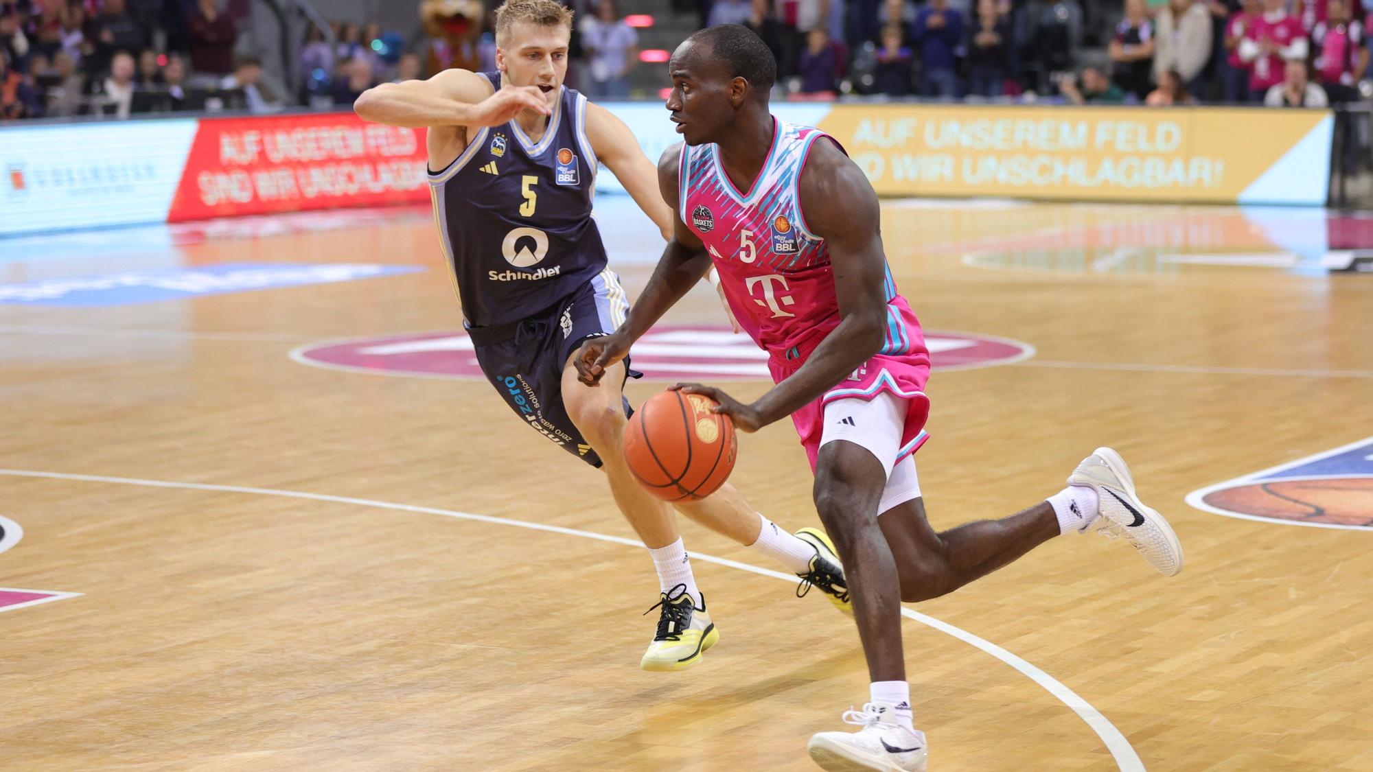 Bonns Small Forward Tylan Birts (rechts) zieht gegen Berlins Sam Griesel zum Korb.