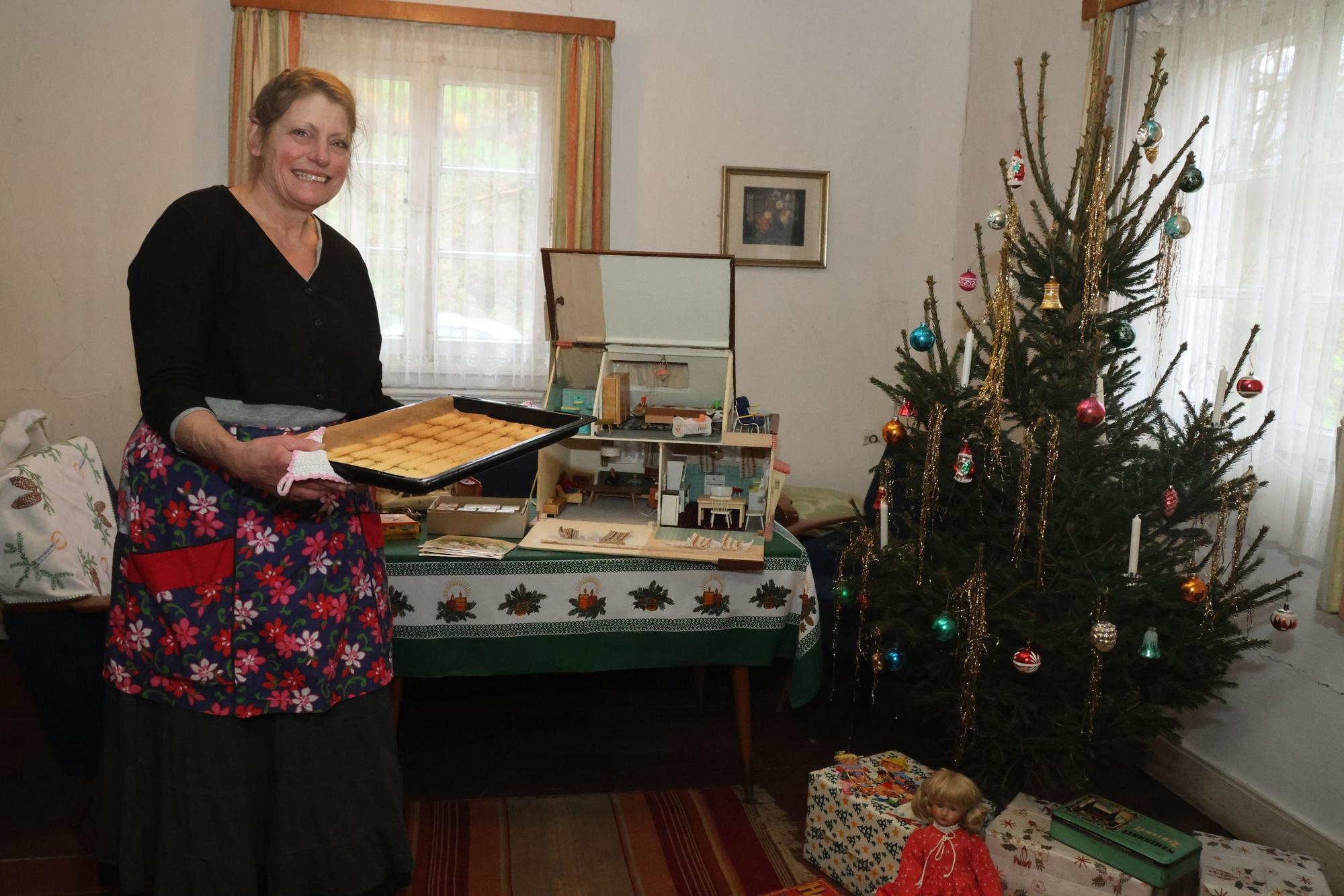 A - Advent im Museum, Elisabeth Walter auf Hof Peters in der Weihnachtsstube der 50er Jahre