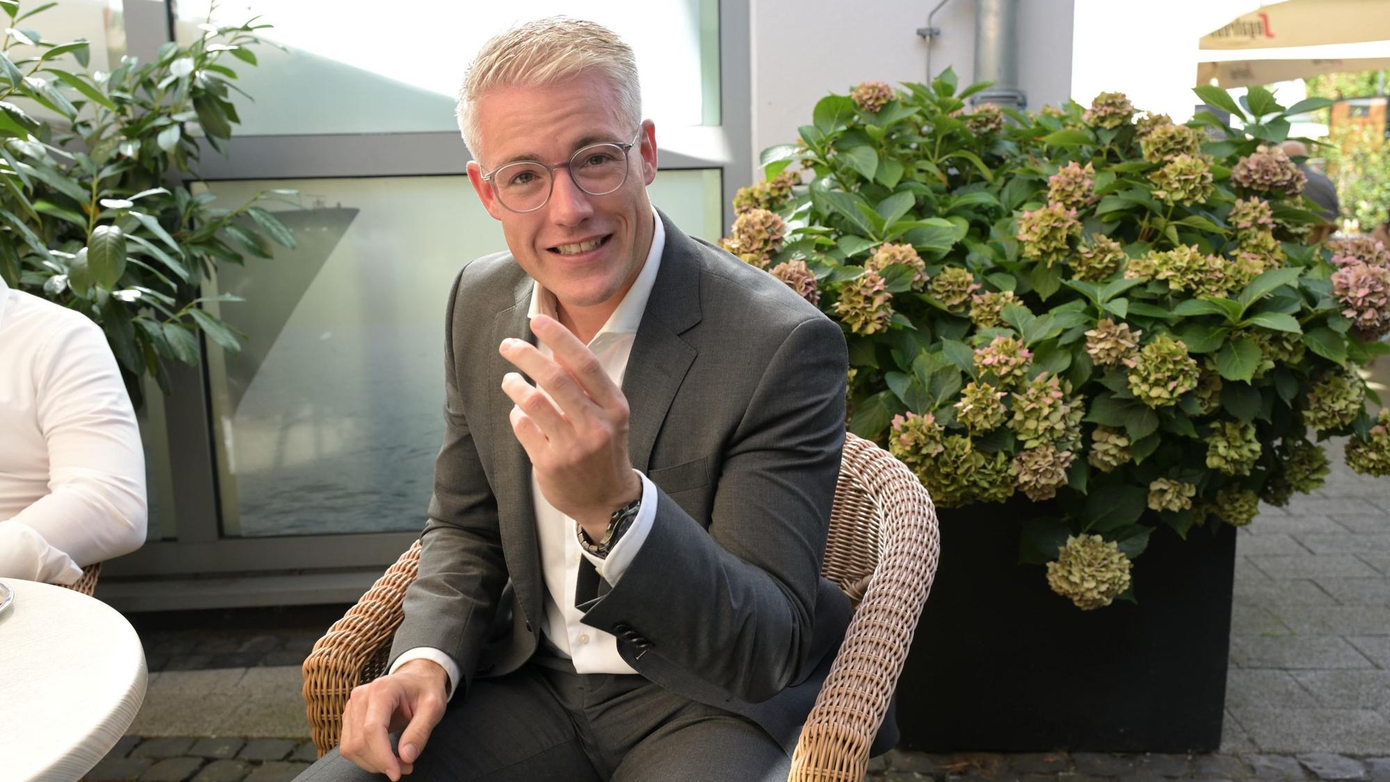 Rösraths Bürgermeister Yannick Steinbach lächelt in die Kamera.