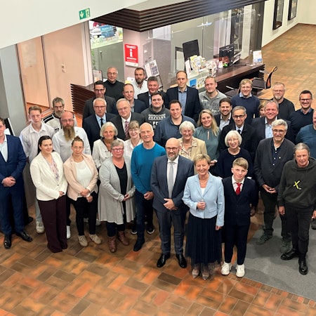 Das Bild zeigt den neuen Nümbrechter Gemeinderat im Foyer des Rathauses nach der konstituierenden Sitzung.