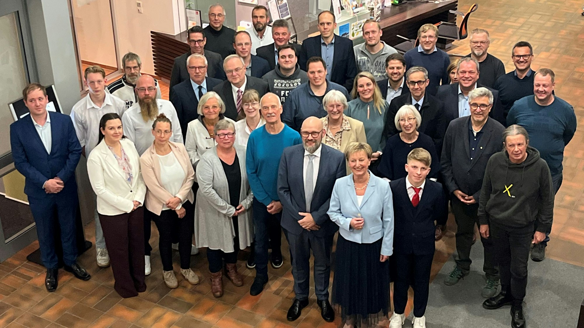 Das Bild zeigt den neuen Nümbrechter Gemeinderat im Foyer des Rathauses nach der konstituierenden Sitzung.
