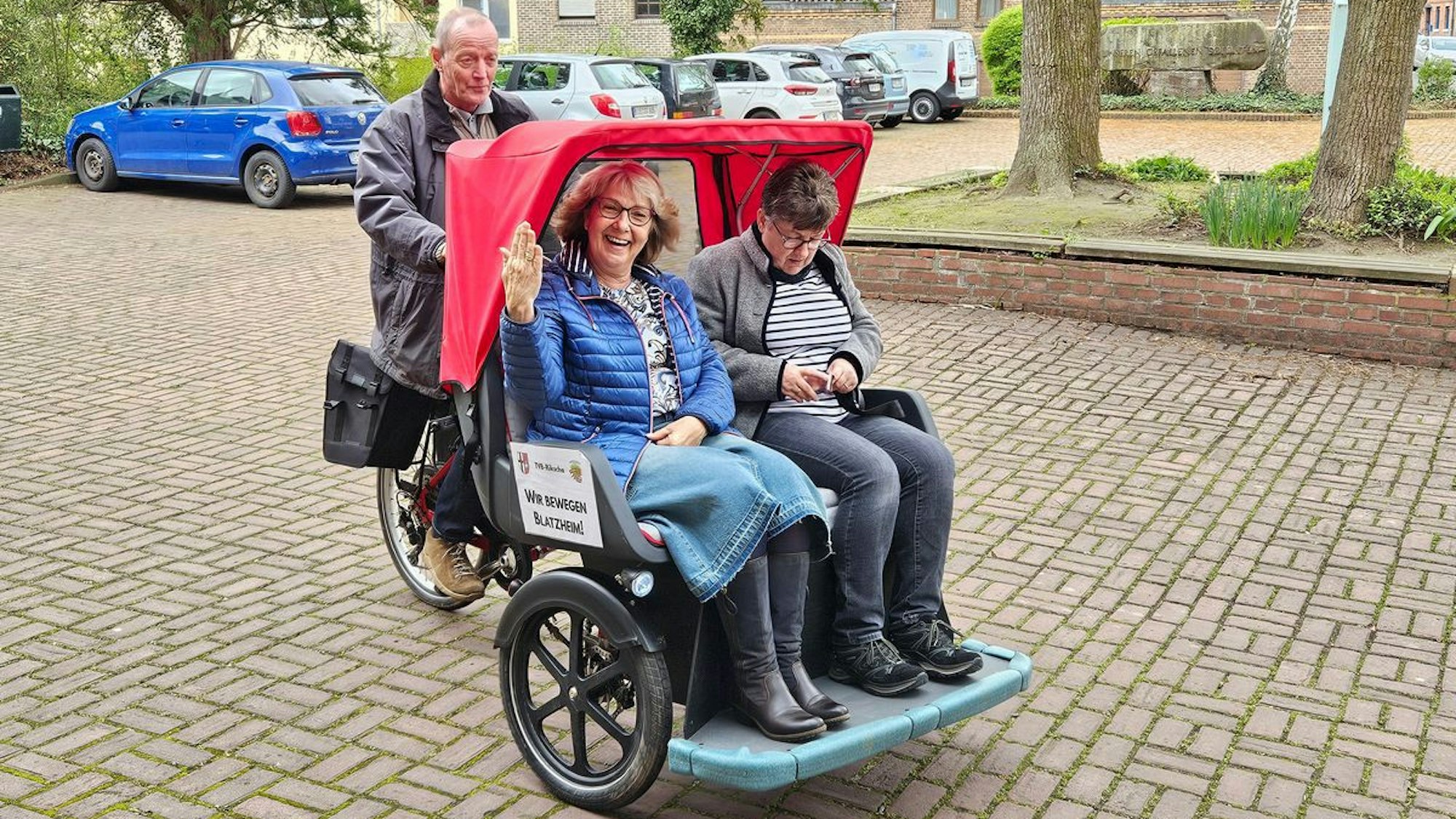 Das Foto zeigt Menschen in einer Fahrrad-Rikscha.