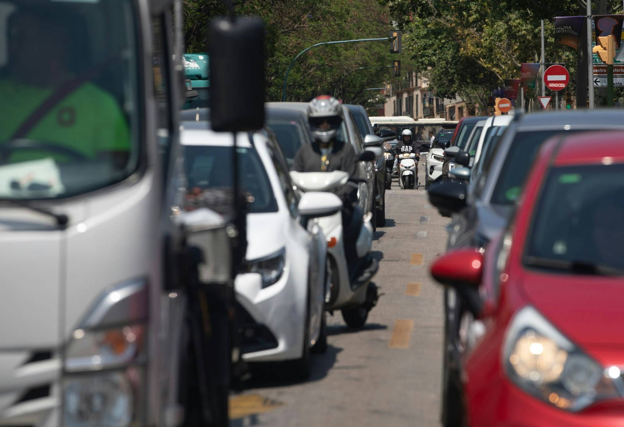 Im Zentrum Palmas gibt es seit Jahresbeginn eine Umweltzone, in die Urlauberautos mit ausländischem Kennzeichen - auch wenn sie schadstoffarm oder sogar elektrisch sind - nicht einfahren dürfen. (Archivbild)