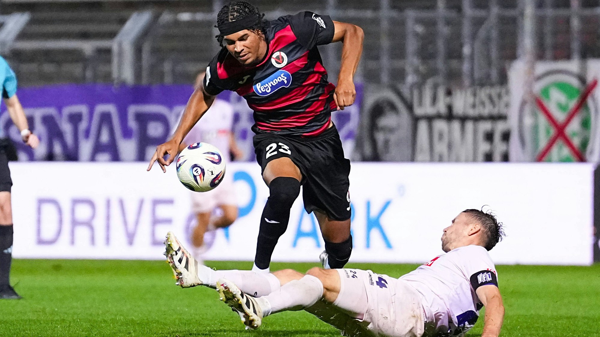 28.09.2025, xydrx, Fußball, 3.Liga, Viktoria Köln - VFL Osnabrück, Saison 2025 2026, Sportpark Höhenberg: Benjamin Zank Viktoria Köln 23 im Zweikampf gegen Jannik Mueller VFL Osnabrück 24 DFB regulations prohibit any use of photographs as image sequences and or quasi-video. Nordrhein-Westfahlen Deutschland *** 28 09 2025, xydrx, Football, 3 Liga, Viktoria Köln VFL Osnabrück, Saison 2025 2026, Sportpark Höhenberg Benjamin Zank Viktoria Köln 23 in duel against Jannik Mueller VFL Osnabrück 24 DFB regulations prohibit any use of photographs as image sequences and or quasi video Nordrhein Westfahlen Germany