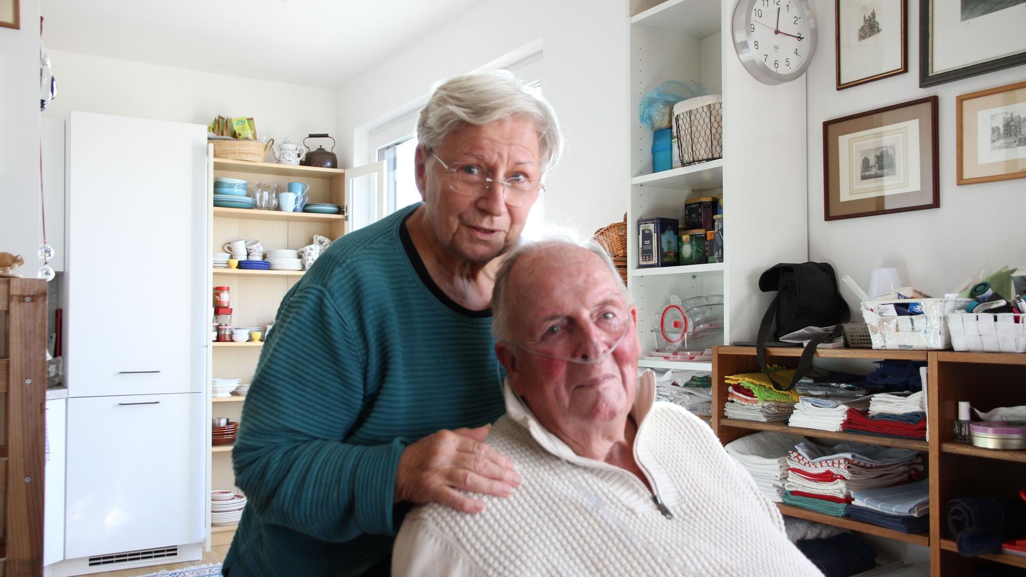 Brigitte und Giselher Allexi in ihrer Wohnung im Kaiser-Carré