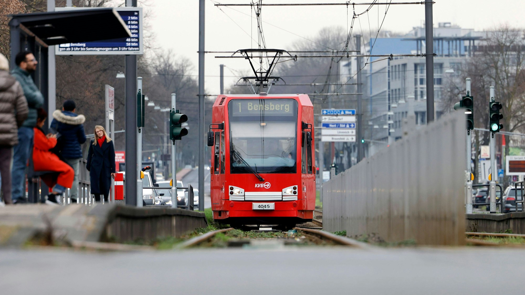 Eine KVB-Bahn der Linie 1 fährt auf der Aachener Straße. (Symbolbild)