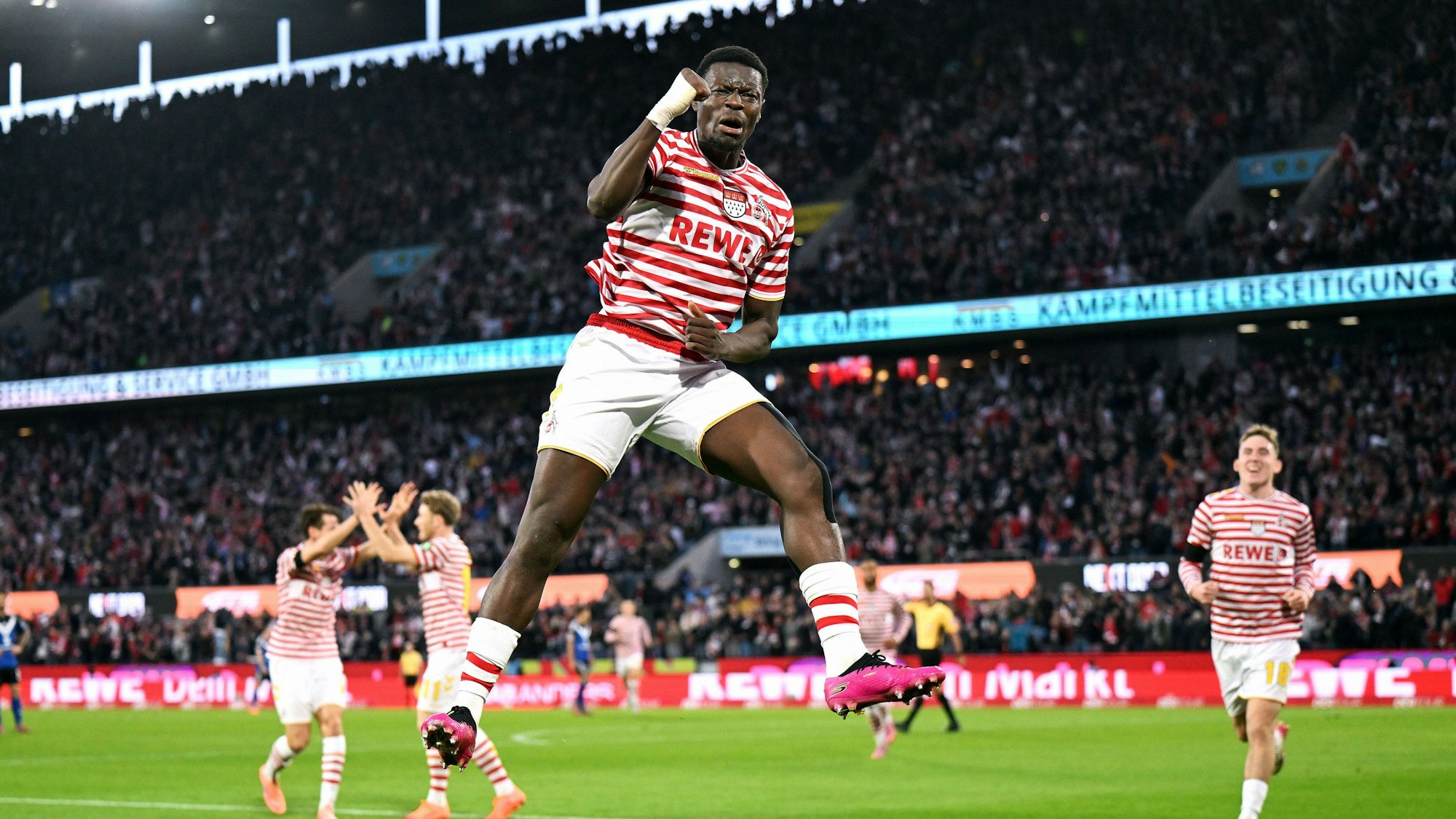 Ragnar Ache jubelt über ein Tor für den 1. FC Köln.