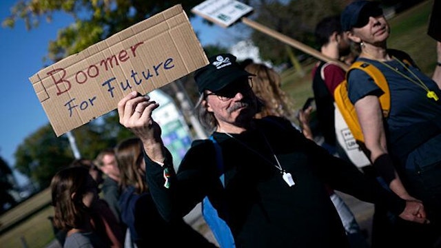 Demonstranten der Fridays For Future Bewegung mit Schild Generation Boomer for Future